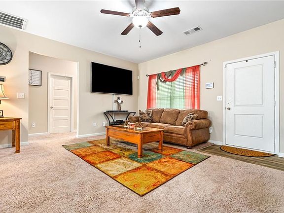 4th image of 2401 Meadow Ln