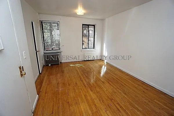 Rented by Universal Realty Group | media 1
