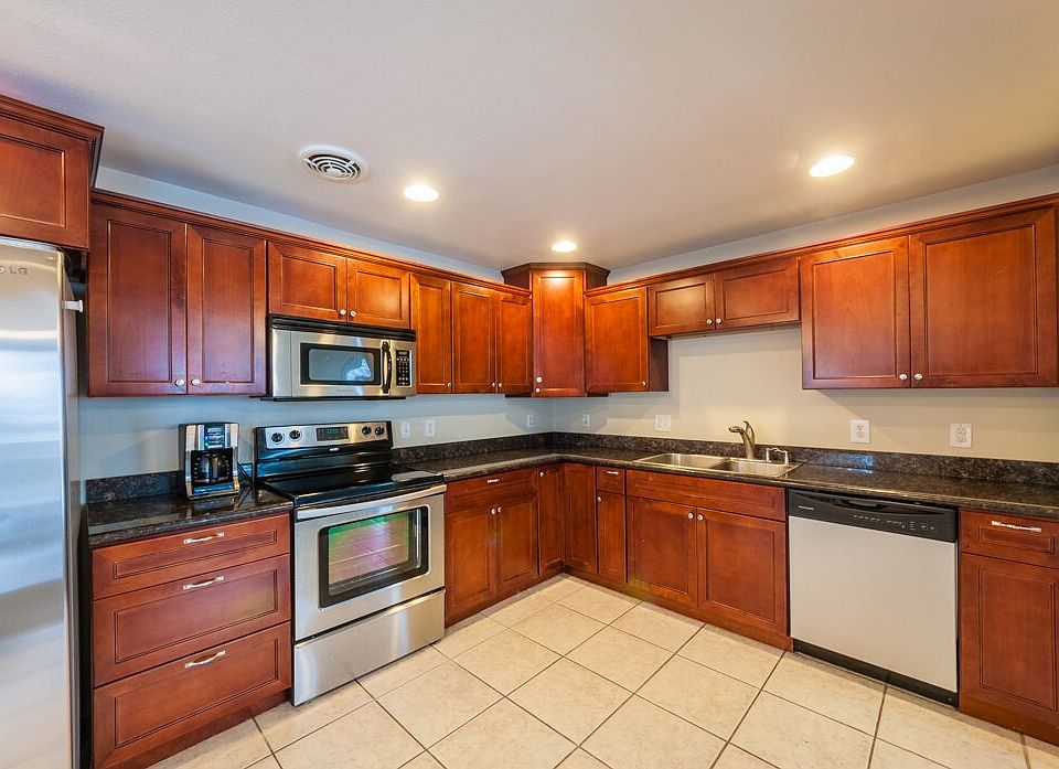 1st image of 3031 W Rosewood Ave