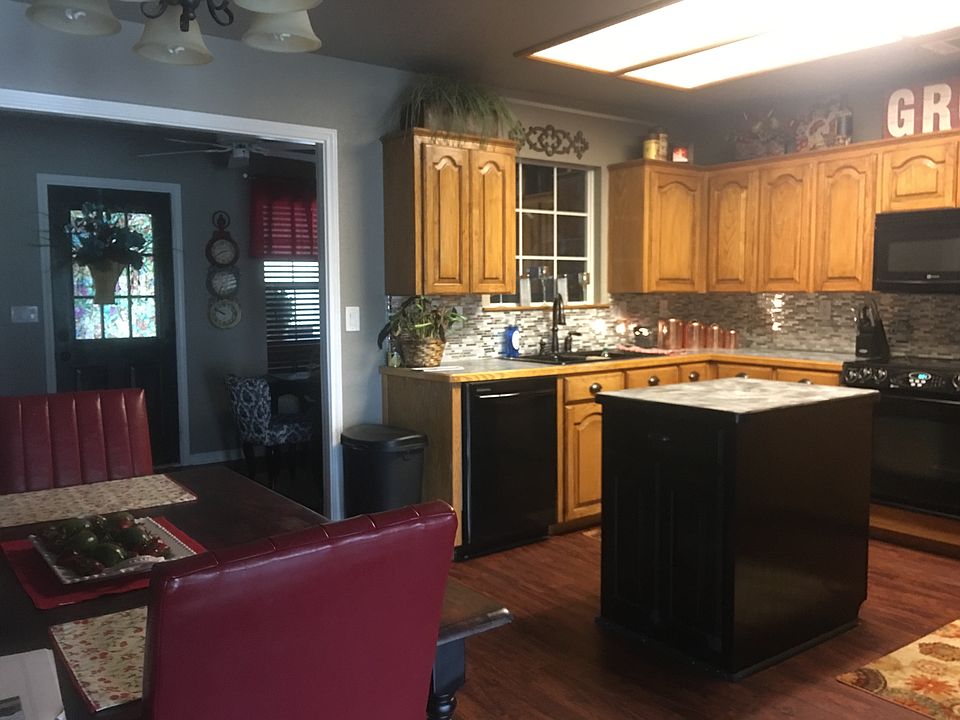 Kitchen and breakfast area