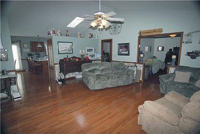 4th image of 271 Longwood Pl