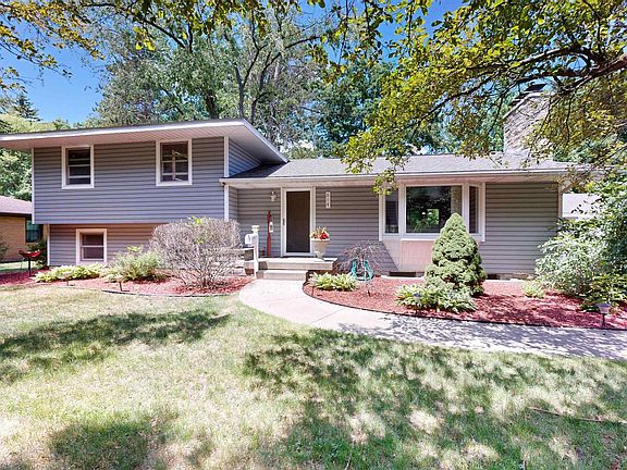 3rd image of 614 W Meadowbrook Dr