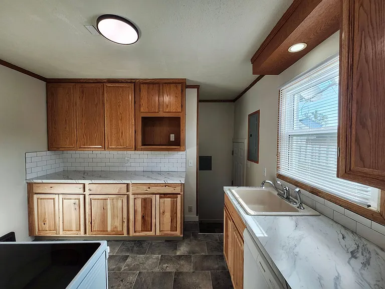 1500 Thayer Dr — Photo 7