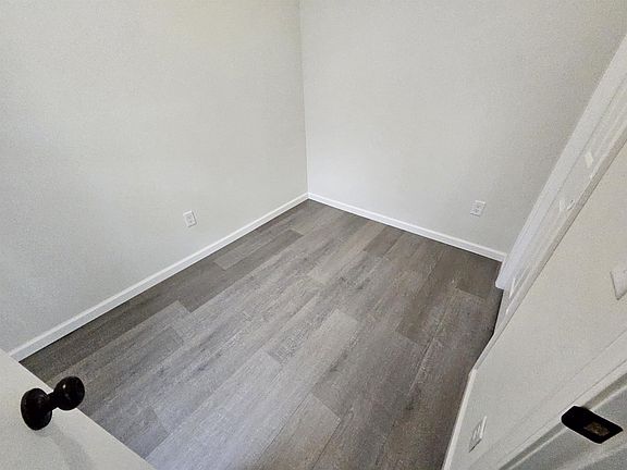3rd image of 207 La Valle St