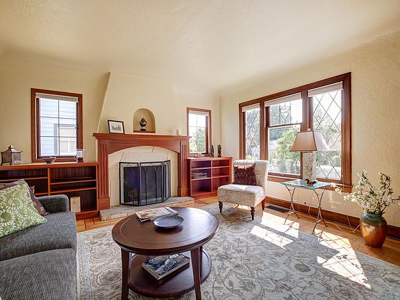 4th image of 11246 Phinney Ave N