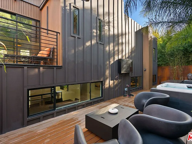 3601 Dixie Canyon Pl — Photo 32