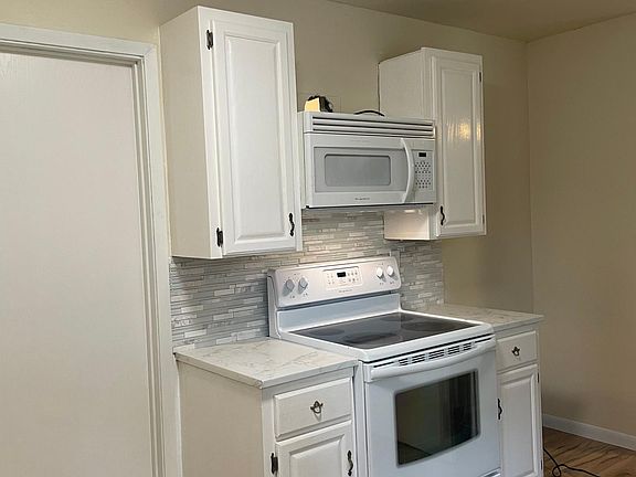 kitchen, fridge coming soon :)
