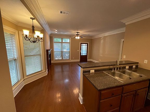 4th image of 131 Falls Grove Dr