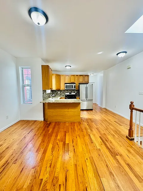 2 bed, 800 sqft, $2,100 — Photo 2