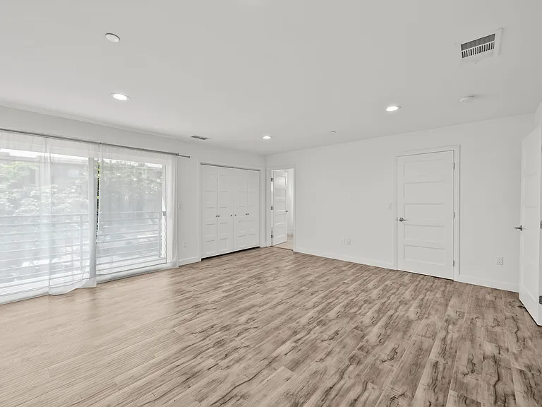 9104 Burnet Ave — Photo 18