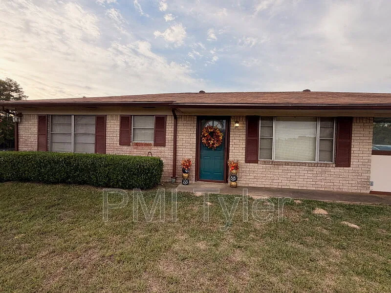 3 bed, 2.0 bath, $2,200 — Photo 2
