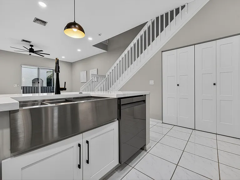 835 NE 17th Way — Photo 5