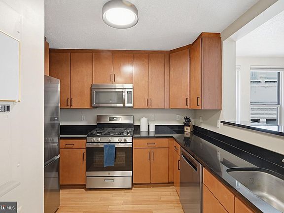 2nd image of 915 E St NW #1101