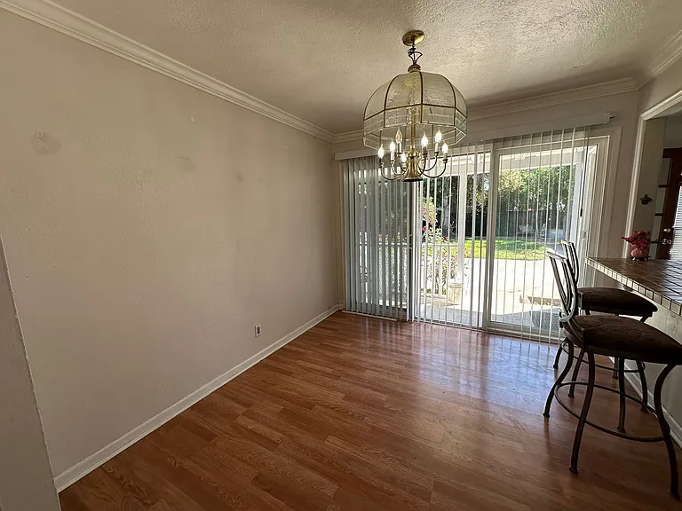 546 Richmond Ave — Photo 3