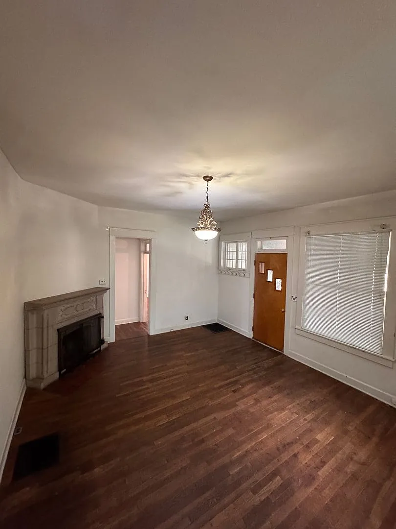 600 E University Street — Photo 3