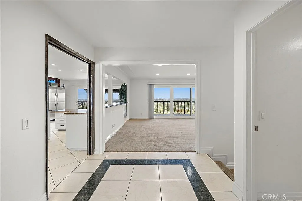 5 bed, 6.0 bath, 6000 sqft, $7,900 — Photo 2