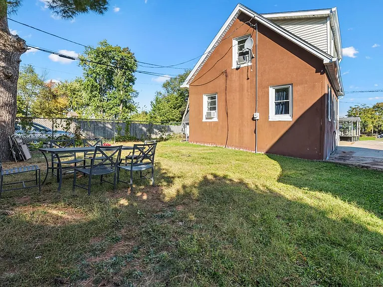 120B Little Pl #1 — Photo 16