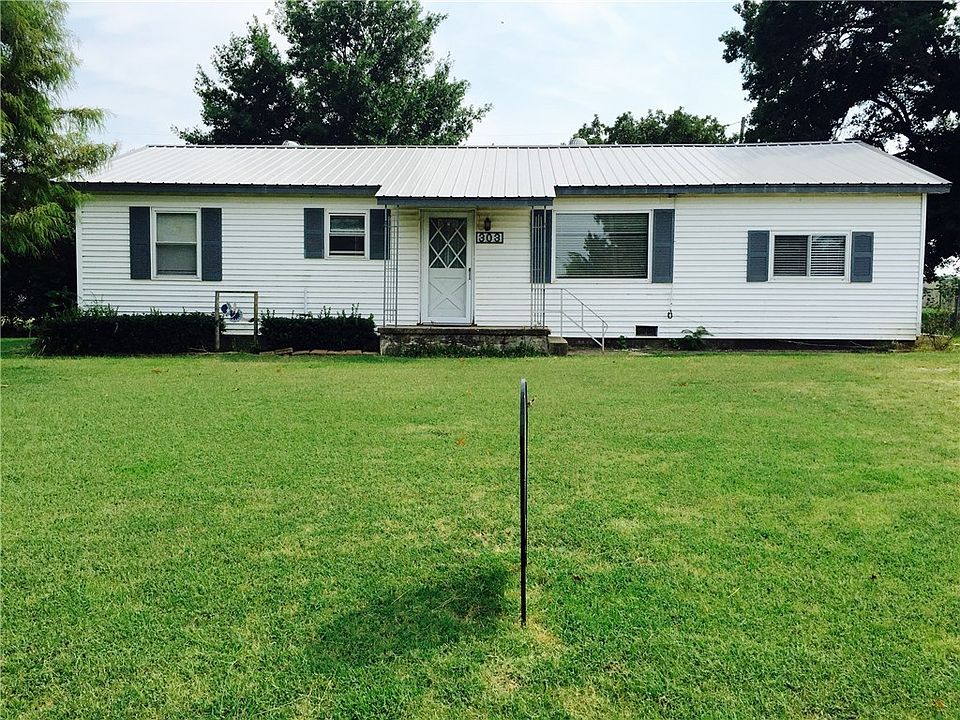 Cute as can be house a quiet street, right in town, but on over an acre of land.