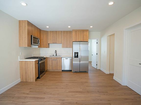 3rd image of 1038 S Westmoreland Ave #2