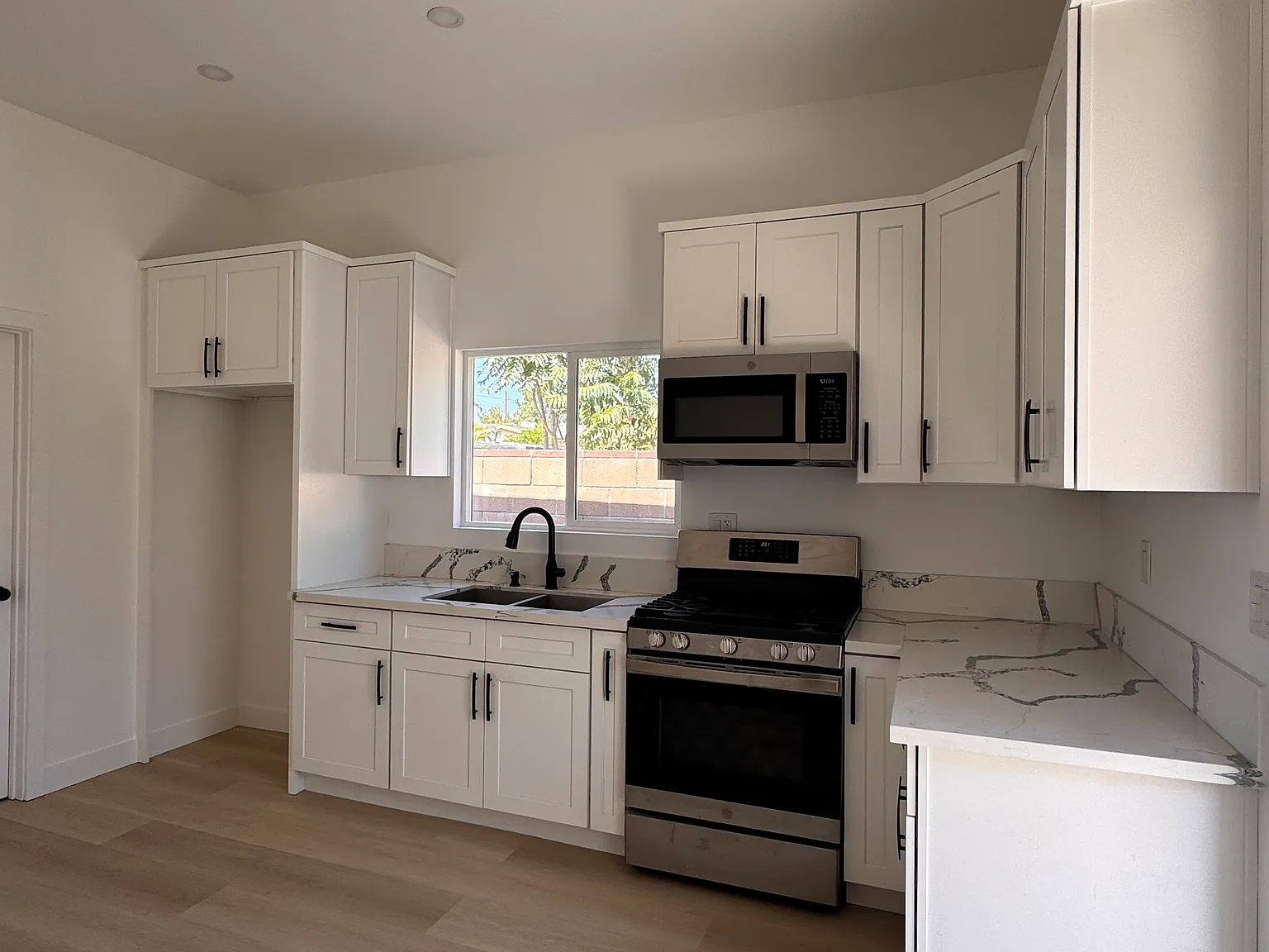 1 bed, 600 sqft, $2,200 — Photo 3