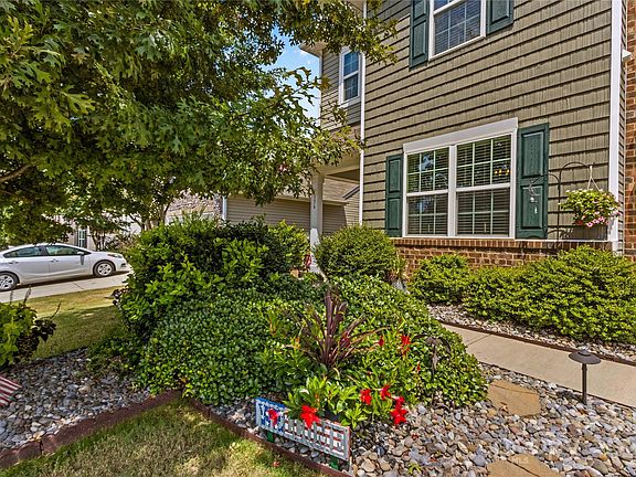 5th image of 136 Sequoia St