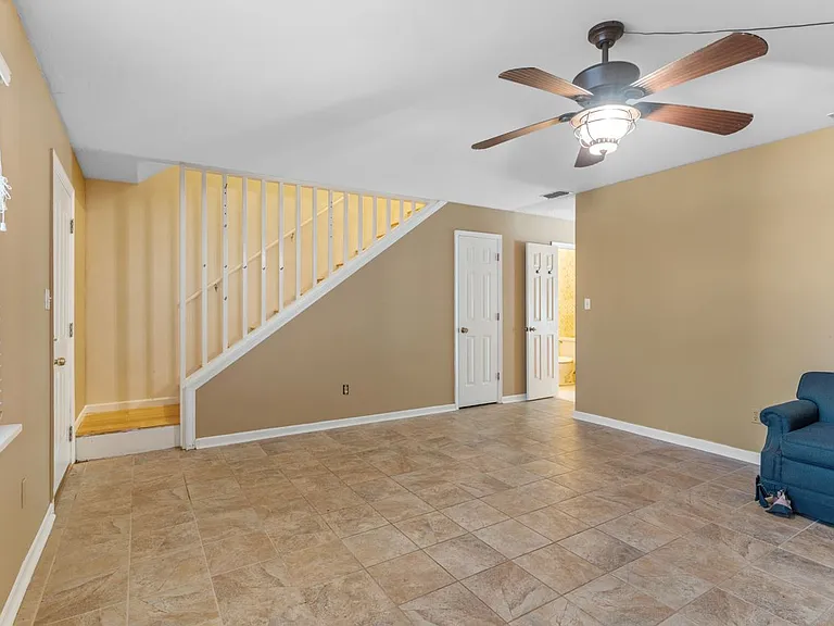 2372 Gregory Dr — Photo 11