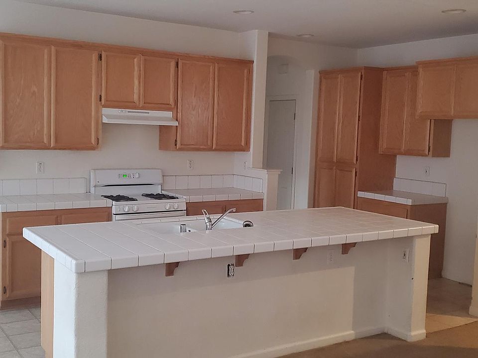 2nd image of 1542 Briar Ln