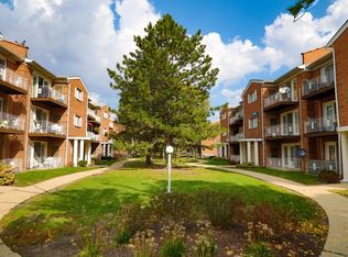 607 Quincy Bridge Ln APT 102, Glenview, IL 60025