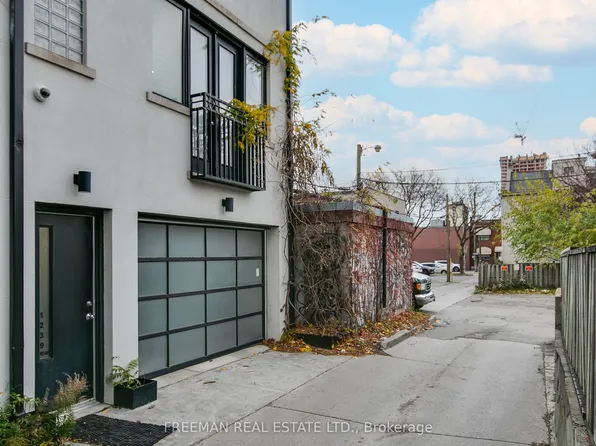 1239 Bloor St W, Toronto, ON M6H 1N6