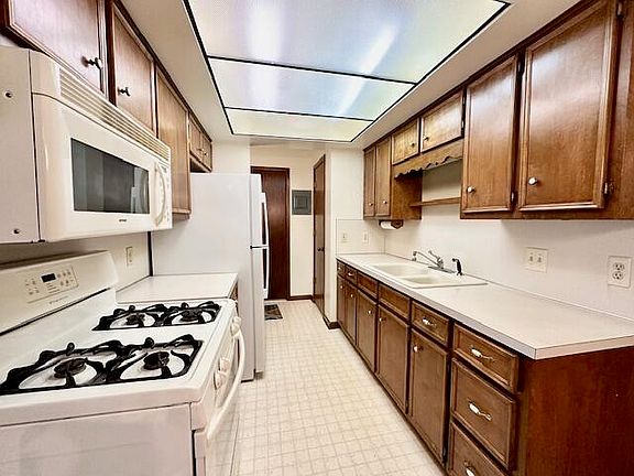 3rd image of 5390 Southbrook Ct Unit 7