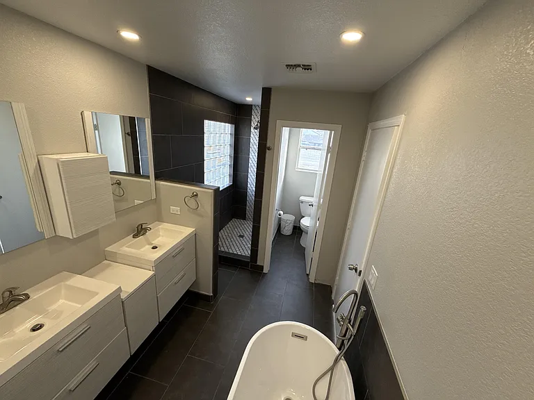 Master Bathroom
Room 1