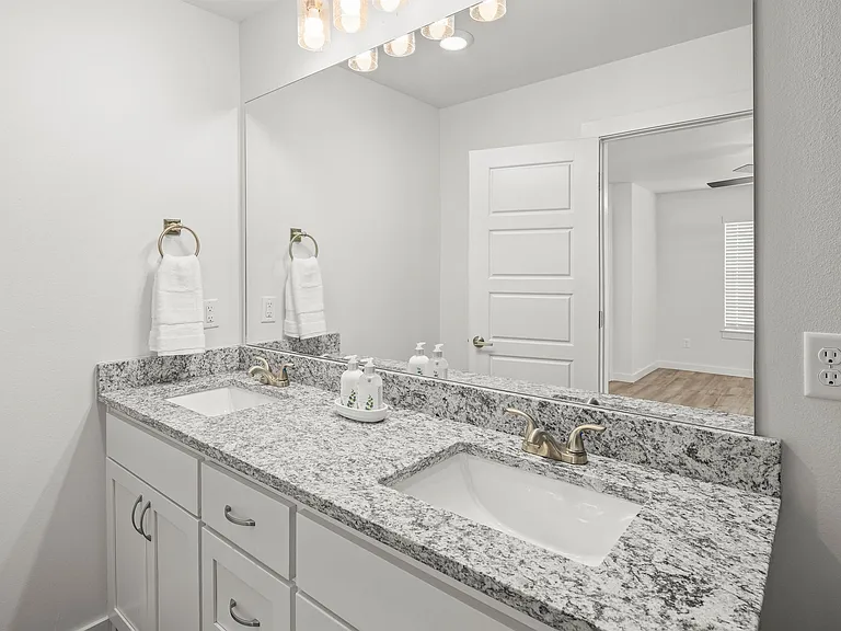 581 W Pickens Rd — Photo 13