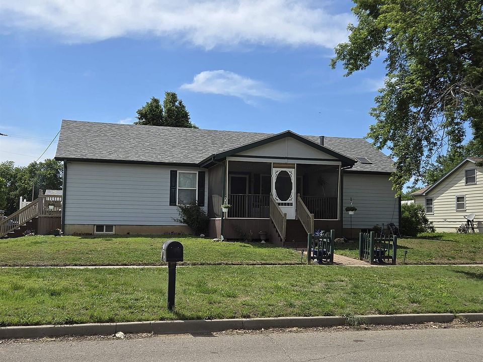 1st image of 822 Maple St