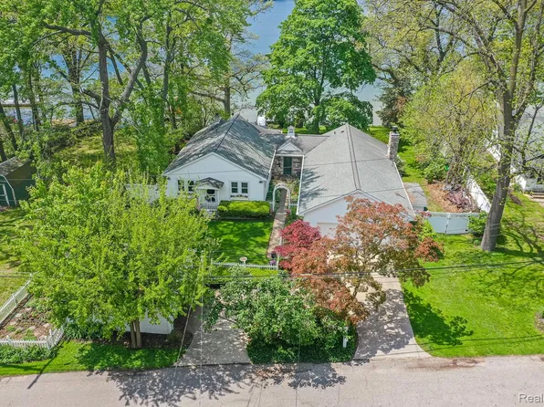 1786 Point St, Commerce Township, MI 48382