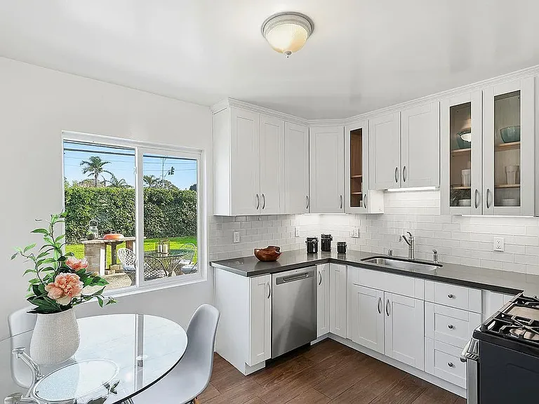 Kitchen (dishwasher)