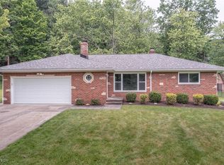 6852 Glenella Dr, Seven Hills, OH 44131