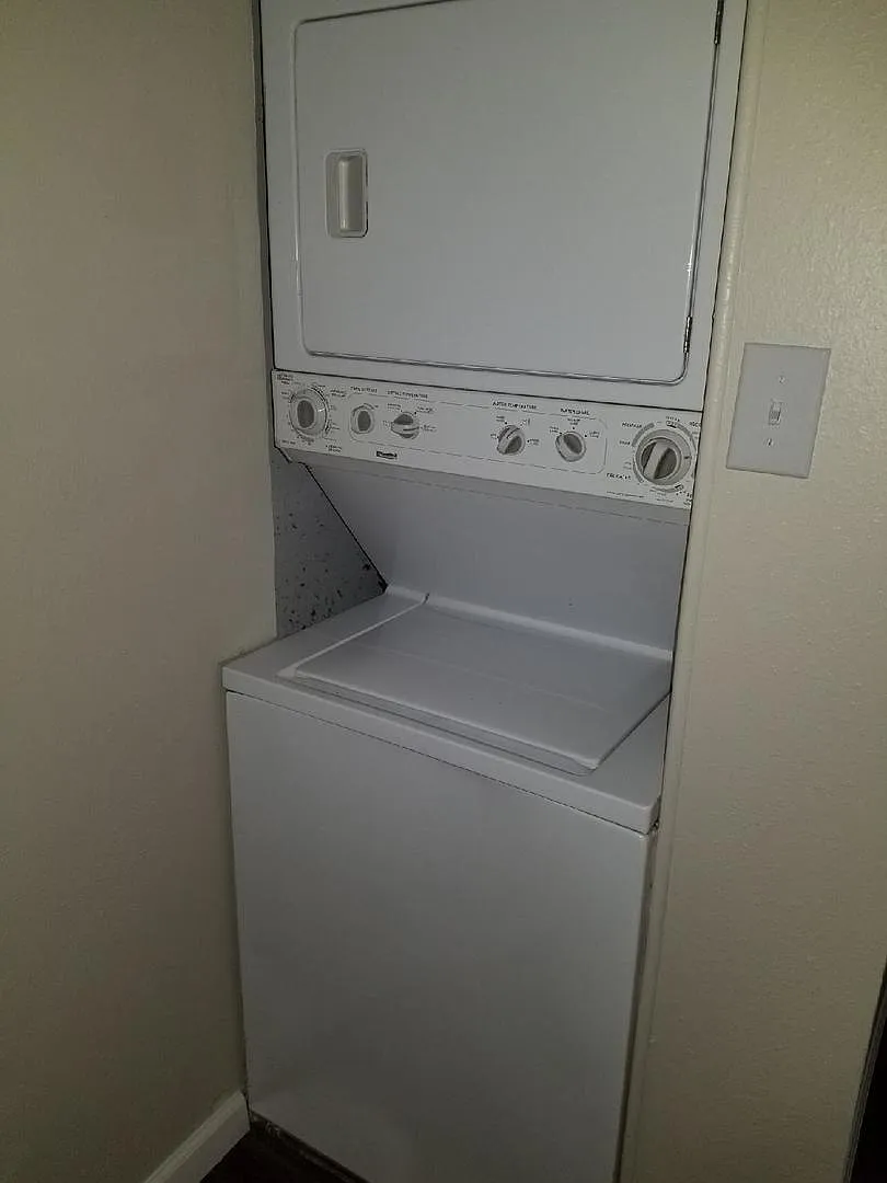 2/1 Fourplex W/ Washer & Dryer — Photo 3