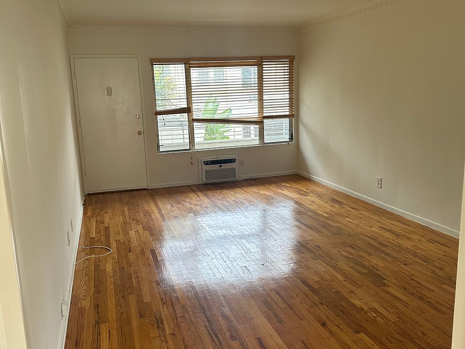 1st image of 8218 De Longpre Ave APT 10