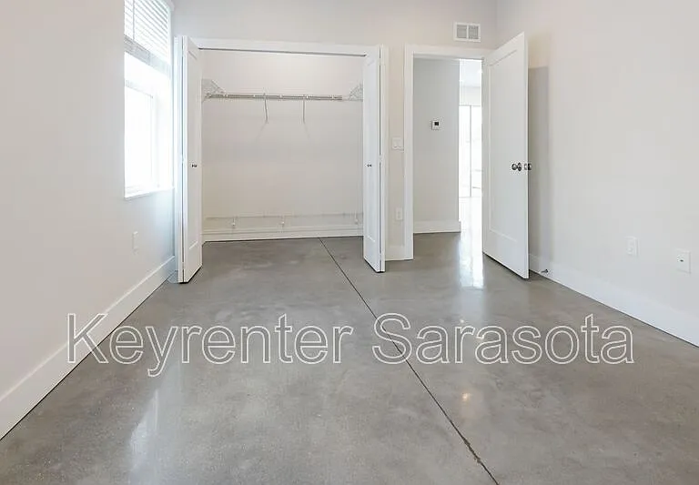 2066 Roselawn St — Photo 7