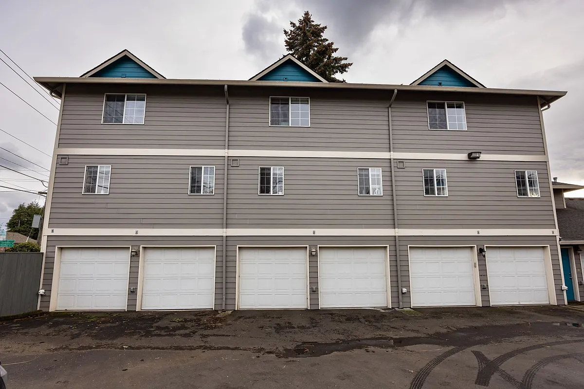 Building Photo - 2774 E McLoughlin Blvd