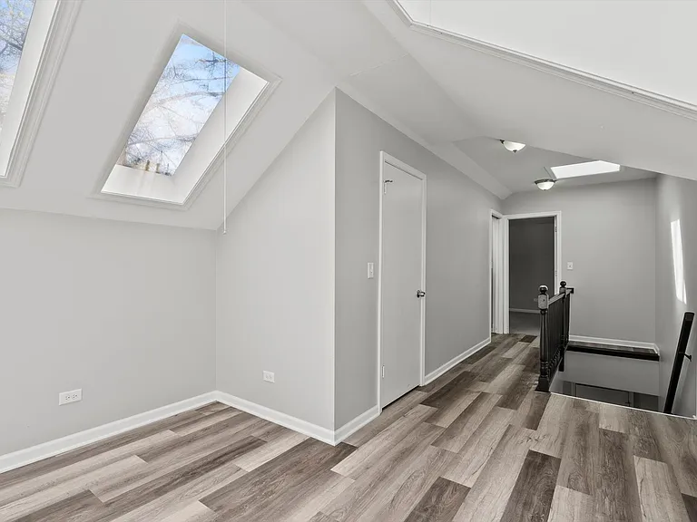 32W266 Glos St — Photo 11