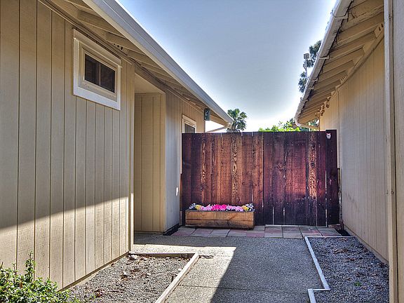 4th image of 2222 Old Creek Cir
