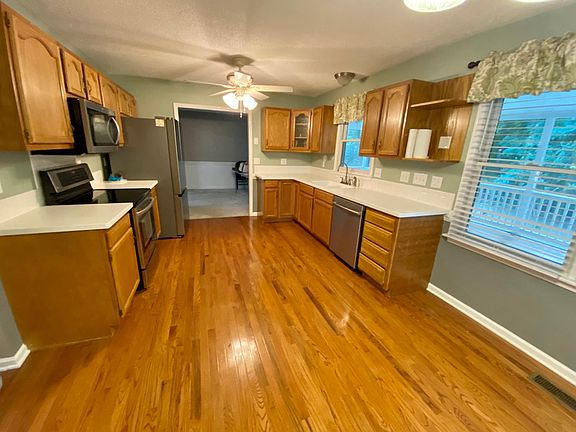 Spacious kitchen w/ modern appliances