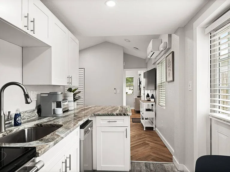 405 Locklie St — Photo 3