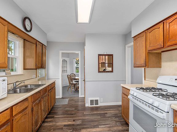 3rd image of 903 Edna St SE