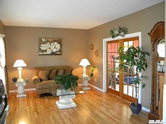 4th image of 14 Chateau Dr