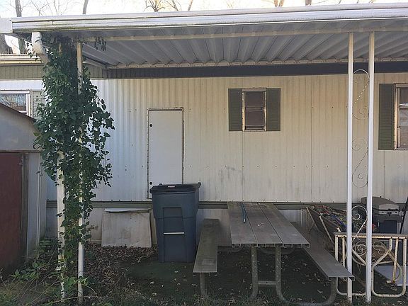 3rd image of 3320 Roberta Ln