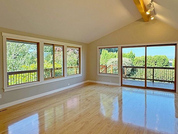 5th image of 10521 NE 48th Pl