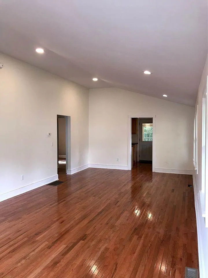 3 bed, 988 sqft, $1,950 — Photo 4