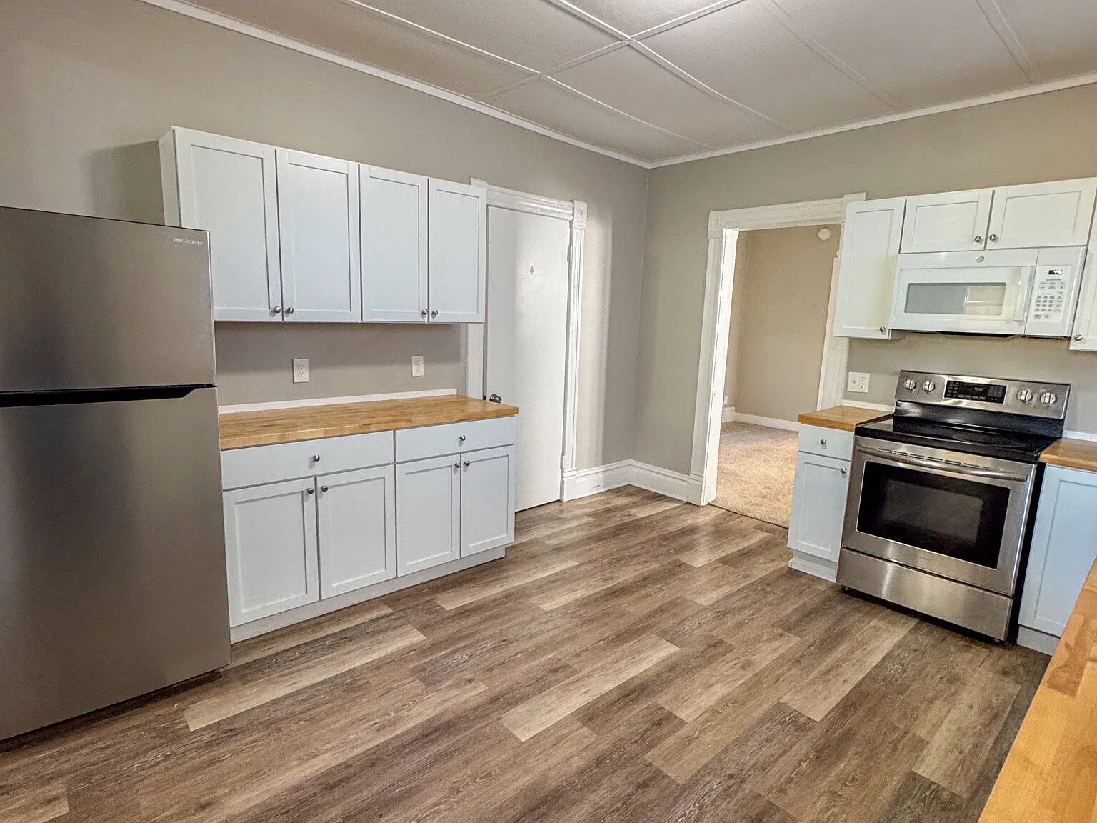 Updated 1 Bed / 1 Bath on the West Side with In Unit Laundry and Parking — Photo 3